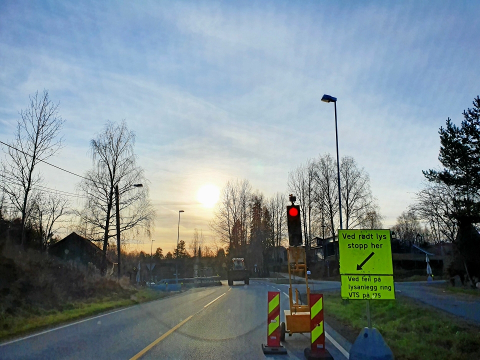 LYSREGULERING OGSÅ I TVERRVEIEN: Frem til fredag 6. desember vil trafikken gå i ett kjørefelt forbi arbeidsområdet i Tverrveien, syd for innkjøringen til Rognebærlia.