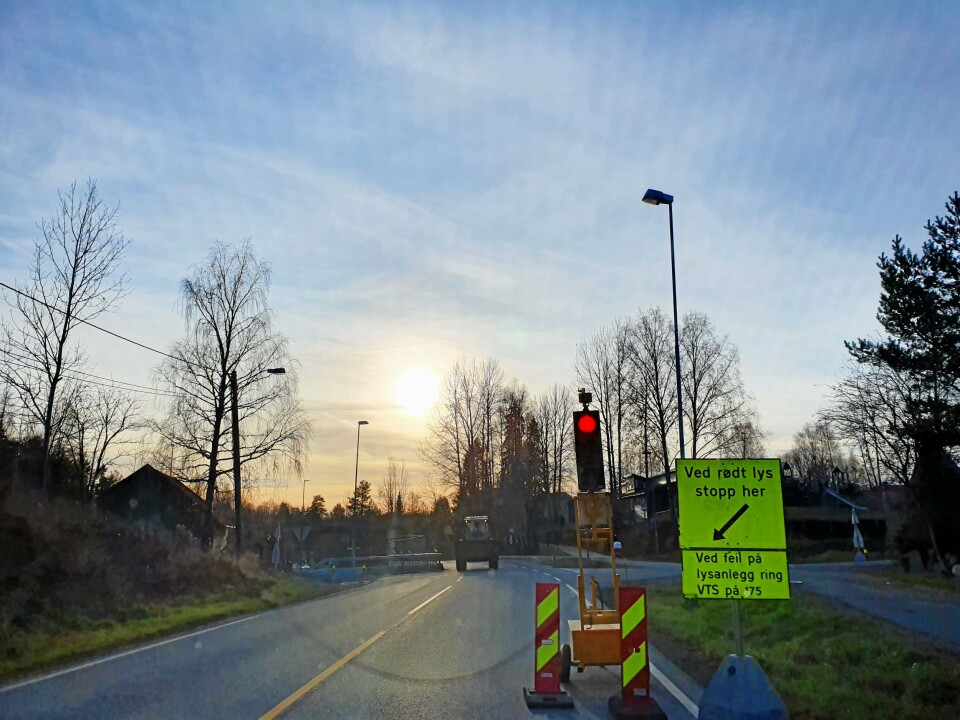LYSREGULERING OGSÅ I TVERRVEIEN: Frem til fredag 6. desember vil trafikken gå i ett kjørefelt forbi arbeidsområdet i Tverrveien, syd for innkjøringen til Rognebærlia. LYSREGULERING OGSÅ I TVERRVEIEN: Frem til fredag 6. desember vil trafikken gå i ett kjørefelt forbi arbeidsområdet i Tverrveien, syd for innkjøringen til Rognebærlia.