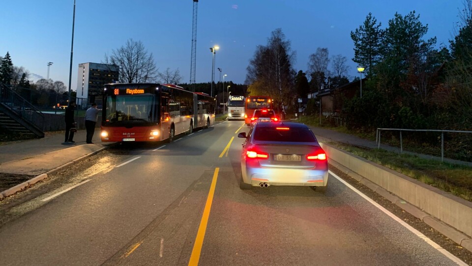 SKAL STOPPE MIDT I KJØREFELTET: I dag stopper bussene inne på busslommene, slik at trafikken glir forbi som på bildet tatt ved holdeplassen Kongeveien. I løpet av november skal busslommen her samt samtlige busslommene i hele Sønsterudveien fjernes og erstattes med kantstopp. SKAL STOPPE MIDT I KJØREFELTET: I dag stopper bussene inne på busslommene, slik at trafikken glir forbi som på bildet tatt ved holdeplassen Kongeveien. I løpet av november skal busslommen her samt samtlige busslommene i hele Sønsterudveien fjernes og erstattes med kantstopp.