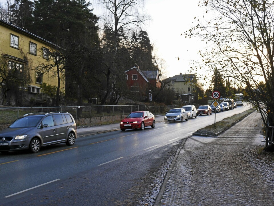 TETT I TETT I RUSHEN: Sønsterudveien, som er en av de mest trafikkerte veiene i Oppegård og blant de mest ulykkesbelastede veiene i Akershus, har i flere år vært en pest og en plage for bilister, særlig i rushtiden. Gjennomfartsåren binder sammen E18 og E6 i Oppegård, og brukes mye av pendlere i bil i tillegg til mange som velger buss som transportmiddel. TETT I TETT I RUSHEN: Sønsterudveien, som er en av de mest trafikkerte veiene i Oppegård og blant de mest ulykkesbelastede veiene i Akershus, har i flere år vært en pest og en plage for bilister, særlig i rushtiden. Gjennomfartsåren binder sammen E18 og E6 i Oppegård, og brukes mye av pendlere i bil i tillegg til mange som velger buss som transportmiddel.