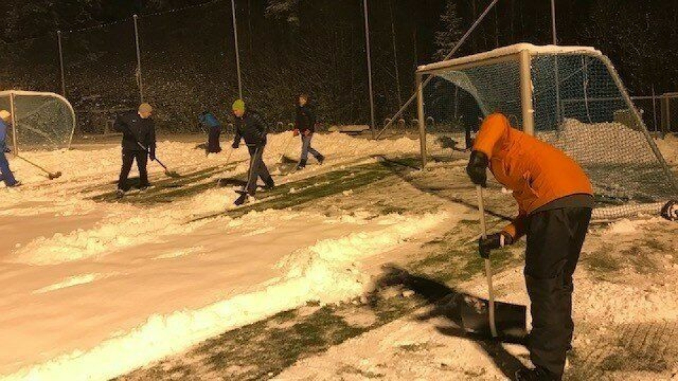 SOFIEMYR KUNSTGRESS: Rundt 30 trenere og foreldre fra Kolbotn og Sofiemyr stilte opp på Sofiemyr kunstgressbane i går kveld. De jobbet i nesten tre timer og fikk måkt halve banen.
