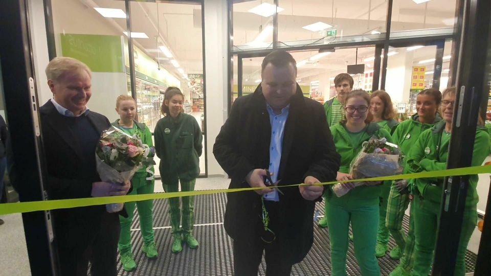 KLIPPET SNOREN: Ordfører Thomas Sjøvold har klippet snoren og åpnet den nye Kiwi-butikken på Myrvoll torsdag 21. november. Foto: Yana Stubberudlien