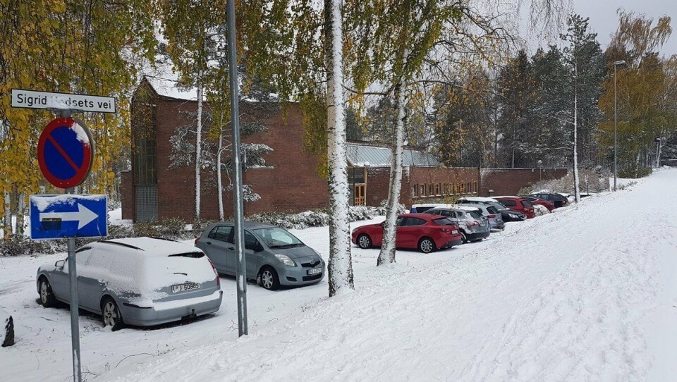 SOFIEMYR KIRKE: Fellesrådets administrasjon i Oppegård samt diakon og to prester har hatt kontorlokaliteter i Kolben, men kontoret avvikles fra 1. januar 2020. I forbindelse med kommunesammenslåingen blir Sofiemyr kirke en av de fire lokasjoner hvor all kirkelig aktivitet går ut fra. Kirken blir frammøtested og arbeidsplass for inntil ti personer. SOFIEMYR KIRKE: Fellesrådets administrasjon i Oppegård samt diakon og to prester har hatt kontorlokaliteter i Kolben, men kontoret avvikles fra 1. januar 2020. I forbindelse med kommunesammenslåingen blir Sofiemyr kirke en av de fire lokasjoner hvor all kirkelig aktivitet går ut fra. Kirken blir frammøtested og arbeidsplass for inntil ti personer.