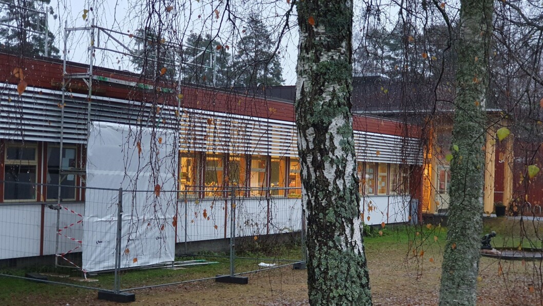PROBLEMER MED TAKET: Det har vært mange taklekkasjer på Sofiemyr skole. I slutten av oktober ble det påvist taklekkasje i paviljong fire. Nå jobbes det også med undersøkelser og utbedringer av taket i paviljong to etter at det ble oppdaget fukt i noen av takplatene i denne delen av skolebygningen onsdag 13. november. PROBLEMER MED TAKET: Det har vært mange taklekkasjer på Sofiemyr skole. I slutten av oktober ble det påvist taklekkasje i paviljong fire. Nå jobbes det også med undersøkelser og utbedringer av taket i paviljong to etter at det ble oppdaget fukt i noen av takplatene i denne delen av skolebygningen onsdag 13. november.