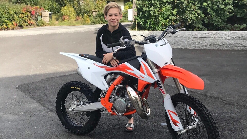 FIKK NY CROSSYKKEL I OKTOBER: Sebastian viser frem den nye Crossykkelen sin, en KTM SX85 2020-modell. FIKK NY CROSSYKKEL I OKTOBER: Sebastian viser frem den nye Crossykkelen sin, en KTM SX85 2020-modell.