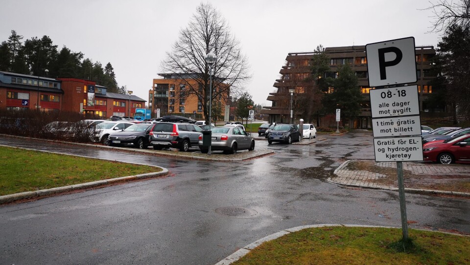 BETALING: Fra og med 1. januar 2020 skal alle kommunale parkeringsplasser i Nordre Follo være avgiftsbelagt. Ved Rådhuset vil også elbilistene måtte betale for å parkere, når det blir teknisk mulig å få til, opplyser kommunen.