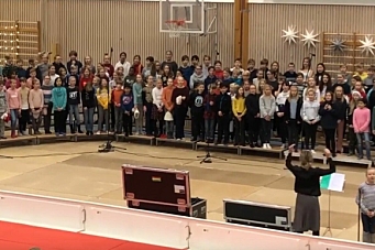 600 elever synger julen inn