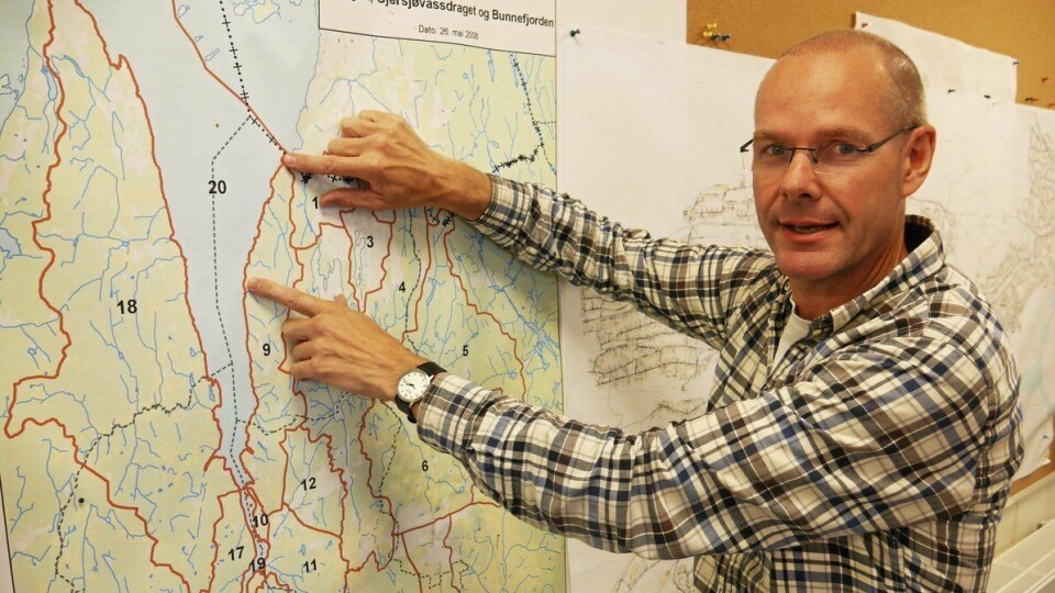 NYTT VA-ANLEGG: – På bildet fra 2016 viser planleder Stig Bell plasseringen av den nye overføringsledningen langs Bunnefjorden og høydebassenget i området rundt Framveien. NYTT VA-ANLEGG: – På bildet fra 2016 viser planleder Stig Bell plasseringen av den nye overføringsledningen langs Bunnefjorden og høydebassenget i området rundt Framveien.