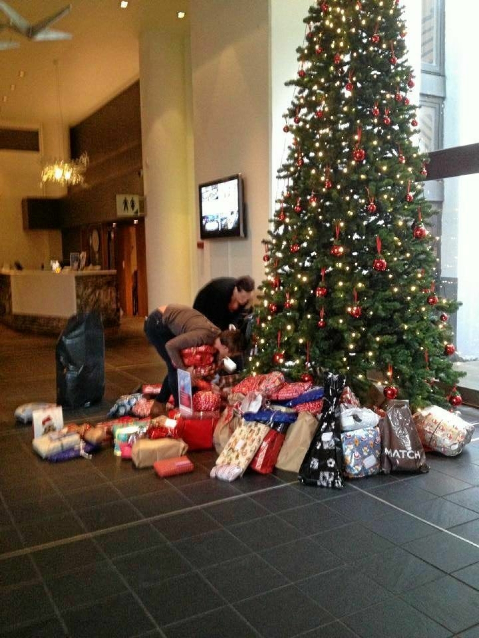 GAVER TIL ALLE: I fjor var det over 300 gaver som ble lagt under treet på hotellet på Mastemyr.