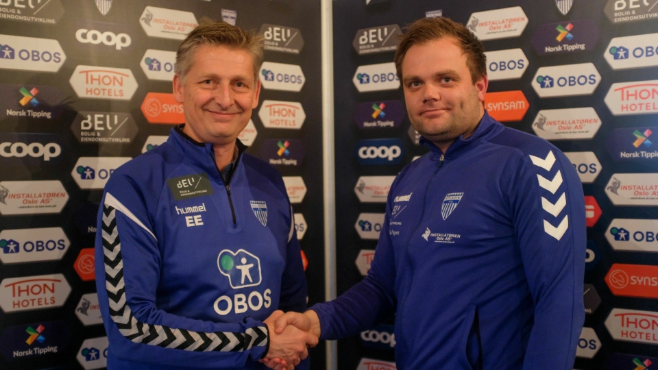 NY TRENER: Einar Engerdal er glad for å ha den nye treneren Aleksander Olsen (t.h.) på plass.
