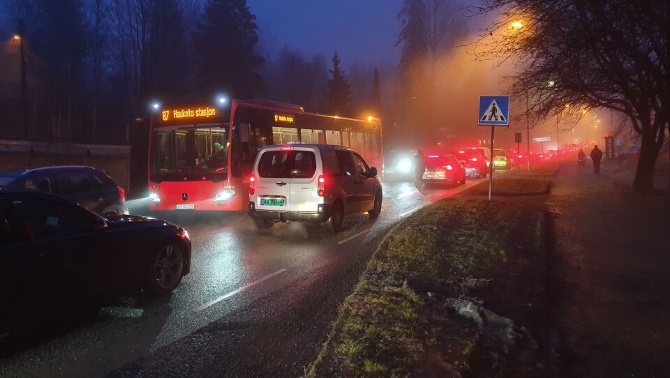 TO MÅNEDER MED BILKØ: I rushtrafikken kan du se lange køer i Sønsterudveien og Kongeveien frem til krysset i Taraldrudveien. I januar blir det fortsatt noen uker med sterkt redusert fremkommelighet som følge av anleggsarbeidene på stedet. TO MÅNEDER MED BILKØ: I rushtrafikken kan du se lange køer i Sønsterudveien og Kongeveien frem til krysset i Taraldrudveien. I januar blir det fortsatt noen uker med sterkt redusert fremkommelighet som følge av anleggsarbeidene på stedet.