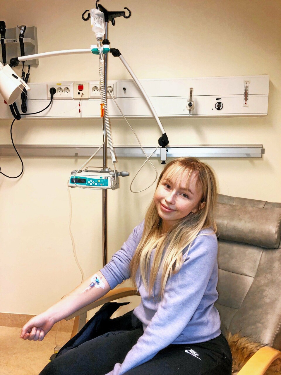 MÅNEDLIG DOSE: Tidligere i desember var Emilie på Rikshospitalet og fikk medisiner mot leddgikten hun har hatt siden hun var baby. MÅNEDLIG DOSE: Tidligere i desember var Emilie på Rikshospitalet og fikk medisiner mot leddgikten hun har hatt siden hun var baby.
