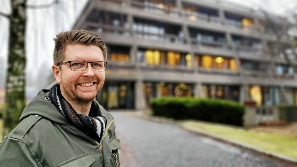 HEIER PÅ OMA: Hans Martin Enger har lenge ønsket seg OMA til sentrum av Kolbotn. Oppegård rådhus seiler opp som ett av alternativene til ny plassering for den populære bruktbutikken.