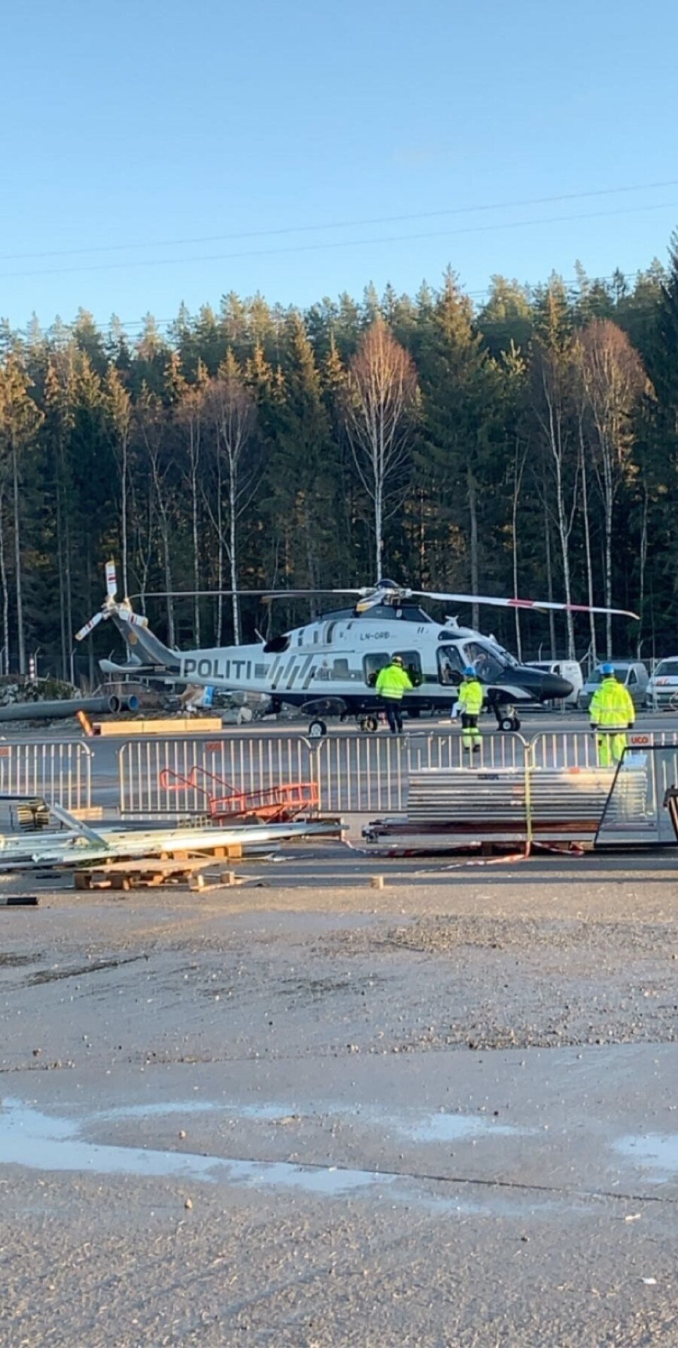 LANDET PÅ TARALDRUD: Onsdag 8. januar hadde senteret besøk av det ene av de tre nye politihelikoptrene. LANDET PÅ TARALDRUD: Onsdag 8. januar hadde senteret besøk av det ene av de tre nye politihelikoptrene.