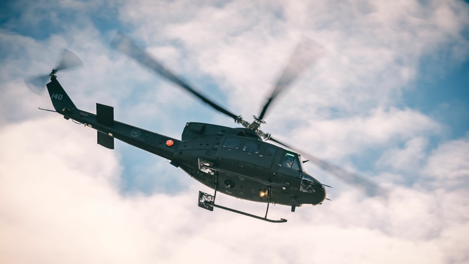 LUFTFORSVARETS HELIKOPTER: På bildet ser du et Bell 412-helikopter fra Luftforsvaret, på NATO-øvelsen Trident Juncture 2018. To slike helikoptere fløy lavt over tettbebyggelsen på Sofiemyr onsdag 8. januar.