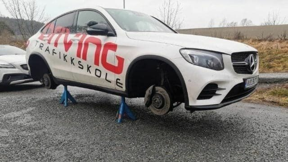 ØDELAGTE DEKK: Noen punktert dekk på til sammen seks biler hos Driving Trafikkskole  på Sofiemyr i løpet av januar.