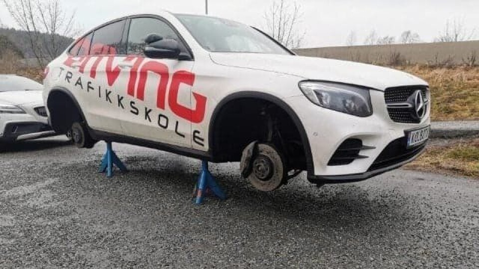 ØDELAGTE DEKK: Noen punktert dekk på til sammen seks biler hos Driving Trafikkskole på Sofiemyr i løpet av januar. ØDELAGTE DEKK: Noen punktert dekk på til sammen seks biler hos Driving Trafikkskole på Sofiemyr i løpet av januar.