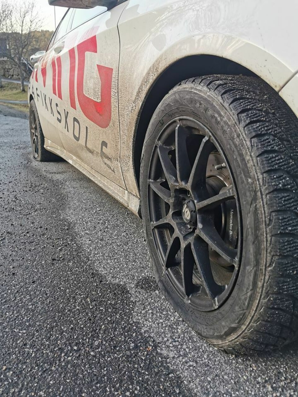 FLATT: Flate dekk etter noen punkterte de med en skarp gjenstand. FLATT: Flate dekk etter noen punkterte de med en skarp gjenstand.