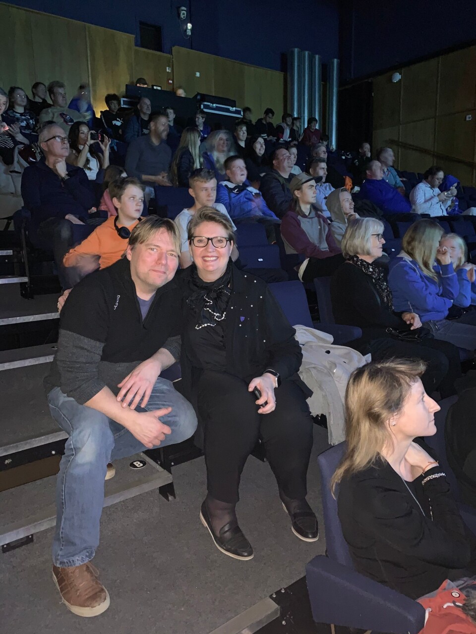 HEIAGJENGEN: Fritidsklubbleder Christian Lund og ordfører Hanne Opdan har satt seg sammen med foreldre og søsken, som var kommet for å heie under helgens e-sportturnering. HEIAGJENGEN: Fritidsklubbleder Christian Lund og ordfører Hanne Opdan har satt seg sammen med foreldre og søsken, som var kommet for å heie under helgens e-sportturnering.
