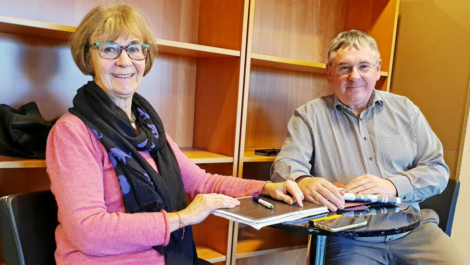 INITIATIVTAKERNE: Frivillig Anne Anderssen fra 'Bestemorsbedriften' og Bernd Gutbier fra Oppegård Røde Kors håper på at næringsdrivende i Nordre Follo støtter prosjektet i 2020.