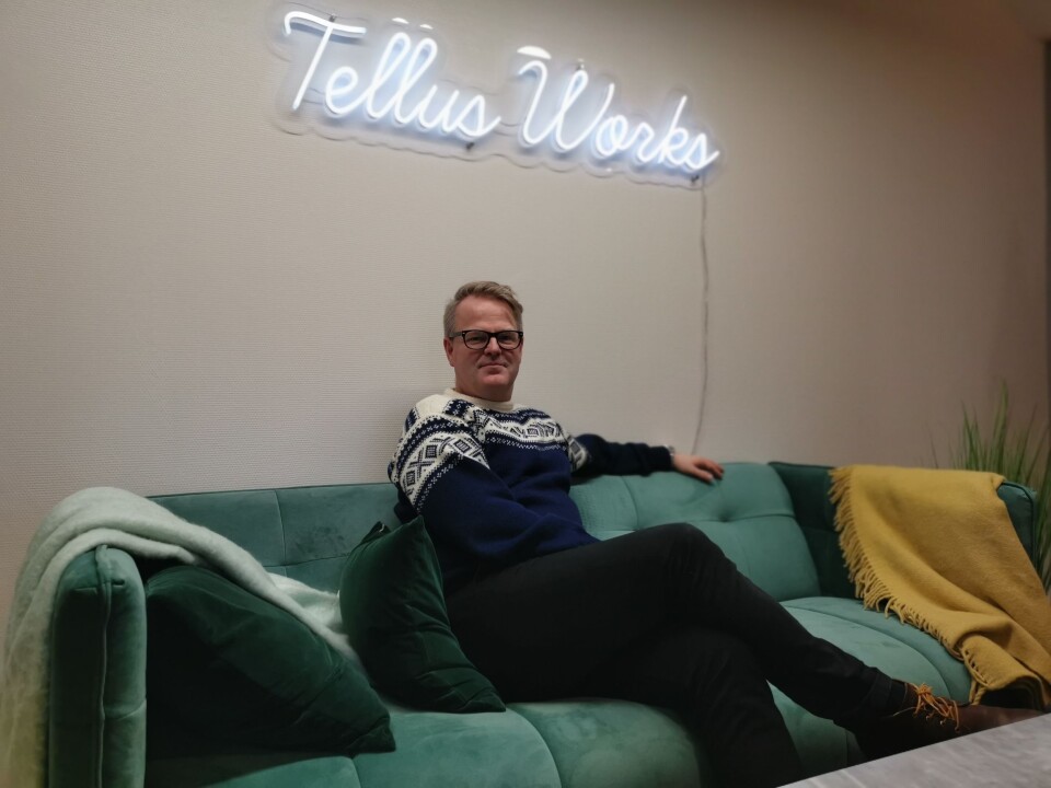LOKALT: Eier av Tellus Works Television, Morten Ottesen, på kontoret på Rosenholm. LOKALT: Eier av Tellus Works Television, Morten Ottesen, på kontoret på Rosenholm.