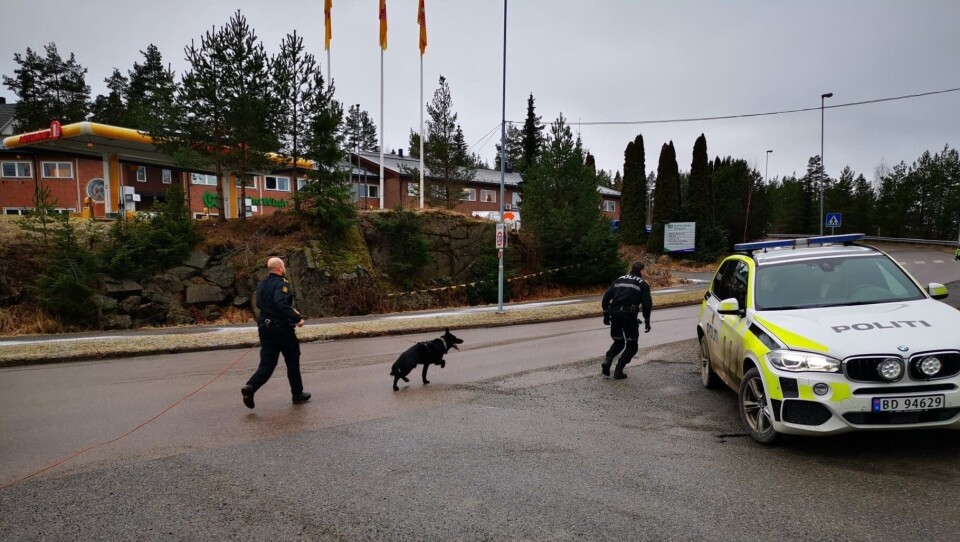 SØKER ETTER BILTYER: Flere patruljer søker nå i området ved Toyota Kolbotn og på Myrvoll. SØKER ETTER BILTYER: Flere patruljer søker nå i området ved Toyota Kolbotn og på Myrvoll.