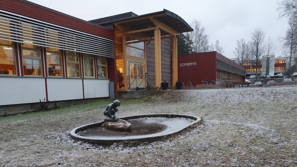 BLE PÅGREPET VED BARNESKOLEN: To rusede menn ble pågrepet av politiet ved Sofiemyr skole fredag morgen. BLE PÅGREPET VED BARNESKOLEN: To rusede menn ble pågrepet av politiet ved Sofiemyr skole fredag morgen.