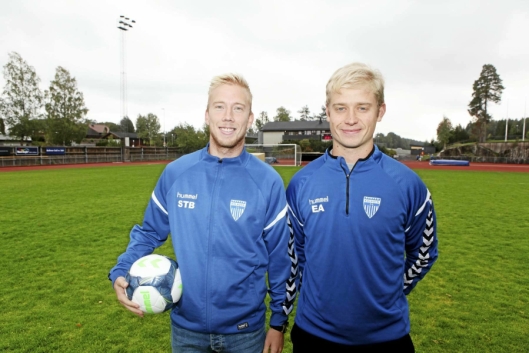 TRENERE: Sindre Tverå Brevik (t.v.) og Jonas Strømberg skal trene A-laget i år. Nå håper de på hjelp av Frode Kippe.