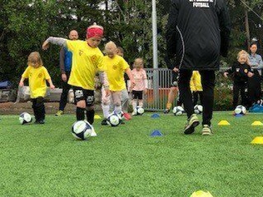 FOTBALLGLEDE: Både jenter og gutter koste seg på fjorårets putteskole. Nå skal årets førsteklassinger få prøve seg. FOTBALLGLEDE: Både jenter og gutter koste seg på fjorårets putteskole. Nå skal årets førsteklassinger få prøve seg.