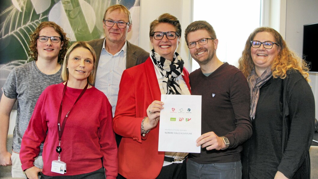 VALGTE FELLES PLATTFORM: Flertallskonstellasjonen ved seks partier signerte samarbeidsavtalen i fjor høst. På bildet kan du se Simen Bondevik (KrF), Camilla Hille (V), Tor Anders Østby (Sp), Hanne Opdan (Ap), Hans Martin Enger (MDG) og Elin Skifjell (SV). VALGTE FELLES PLATTFORM: Flertallskonstellasjonen ved seks partier signerte samarbeidsavtalen i fjor høst. På bildet kan du se Simen Bondevik (KrF), Camilla Hille (V), Tor Anders Østby (Sp), Hanne Opdan (Ap), Hans Martin Enger (MDG) og Elin Skifjell (SV).