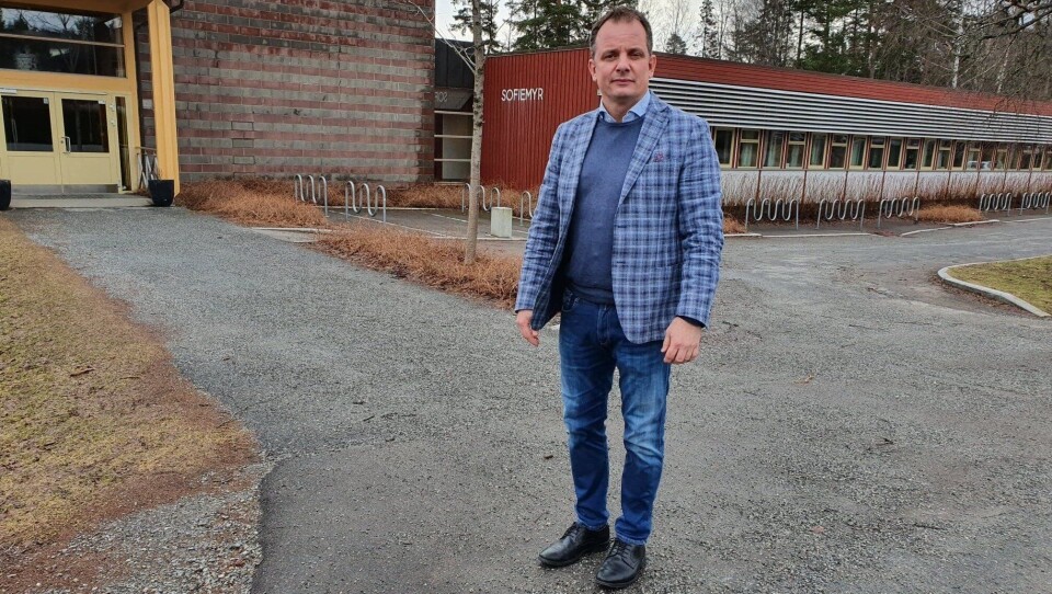 HAR TRO PÅ SOFIEMYR: – Vi ser at folk betaler mer for å bo i nærheten av nye og gode skoler. Sofiemyr har alle kvaliteter som en barnefamilier kan drømme om, og nye skoler, nye idrettsanlegg og nye boliger vil gjøre området mer attraktivt i fremtiden, sier eiendomsmegler Bent André Norderhaug. HAR TRO PÅ SOFIEMYR: – Vi ser at folk betaler mer for å bo i nærheten av nye og gode skoler. Sofiemyr har alle kvaliteter som en barnefamilier kan drømme om, og nye skoler, nye idrettsanlegg og nye boliger vil gjøre området mer attraktivt i fremtiden, sier eiendomsmegler Bent André Norderhaug.