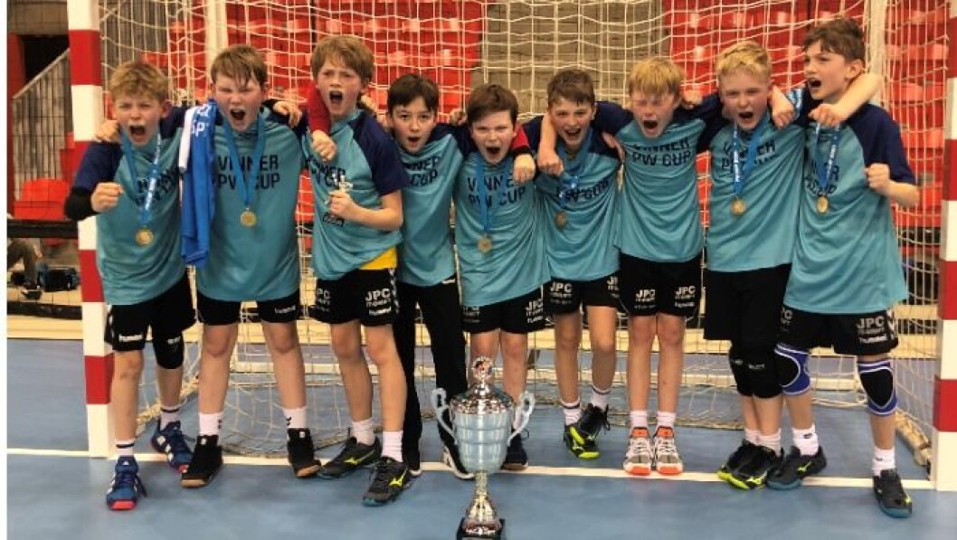 VINNERLAGET: Fra venstre:Lars-Kasander Hoftad-Ekornesvåg, Ola Andersen,Marius Petersen,Jonas Malmo,Vetle Døskeland,Jesper Starheim,Nathaniel Berg Birkeland,Aksel Tveter Sveen,Felix Holmen. VINNERLAGET: Fra venstre:Lars-Kasander Hoftad-Ekornesvåg, Ola Andersen,Marius Petersen,Jonas Malmo,Vetle Døskeland,Jesper Starheim,Nathaniel Berg Birkeland,Aksel Tveter Sveen,Felix Holmen.