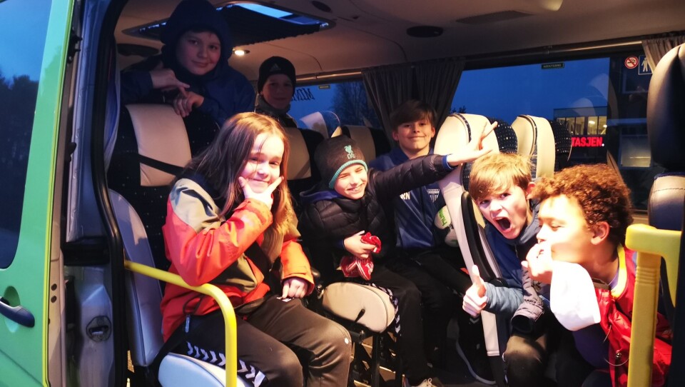 SELVSTENDIGE BARN: Fra venstre Ebba Isabella Østli, Theodor Monstad Høgsnes, Tobias Ysterud Støen, Samuel Rosenvinge Nygaard, Augustin Rosenvinge Nygaard, Bjørn Lyder Monstad Høgsnes og Emil Yama Tørnby. De bruker alle idrettsbussen, og synes det er et kjempebra tilbud. SELVSTENDIGE BARN: Fra venstre Ebba Isabella Østli, Theodor Monstad Høgsnes, Tobias Ysterud Støen, Samuel Rosenvinge Nygaard, Augustin Rosenvinge Nygaard, Bjørn Lyder Monstad Høgsnes og Emil Yama Tørnby. De bruker alle idrettsbussen, og synes det er et kjempebra tilbud.
