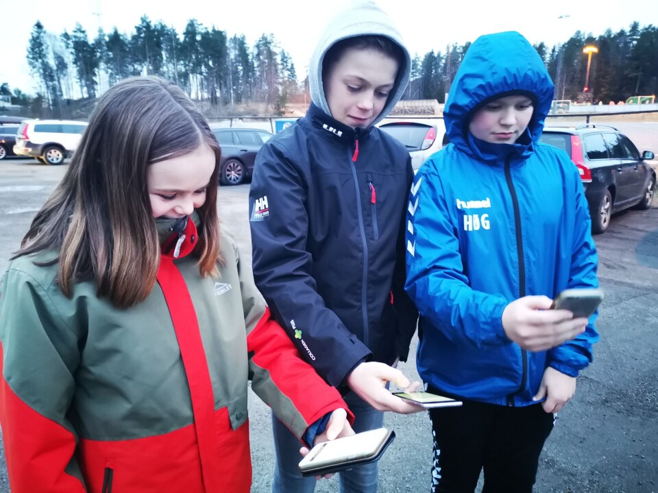 ORDNER OPP: Ebba Isabella, William og Theodor fikser selv skyss i appen. ORDNER OPP: Ebba Isabella, William og Theodor fikser selv skyss i appen.