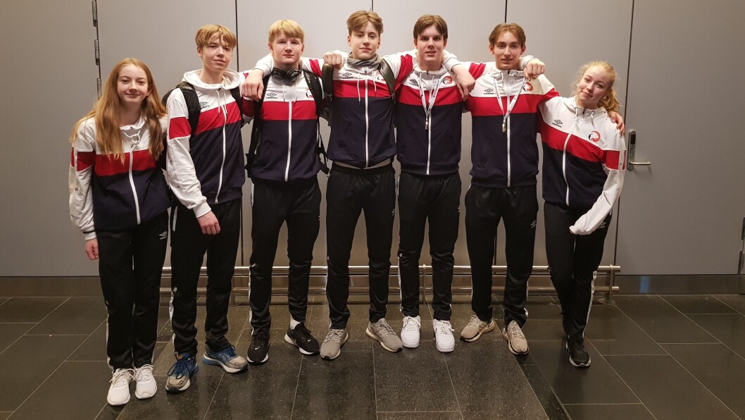 KOLBOTN-TALENTER: Håndball-essene fra Kolbotn som var med i Intersport Bylagsturneringen. F.v. Emilie Hattestad, Erik Huse, Niklas Gjerde, Axel Skaarnæs, Elias Borge, Sondre Indseth og Victoria Neverdal. KOLBOTN-TALENTER: Håndball-essene fra Kolbotn som var med i Intersport Bylagsturneringen. F.v. Emilie Hattestad, Erik Huse, Niklas Gjerde, Axel Skaarnæs, Elias Borge, Sondre Indseth og Victoria Neverdal.