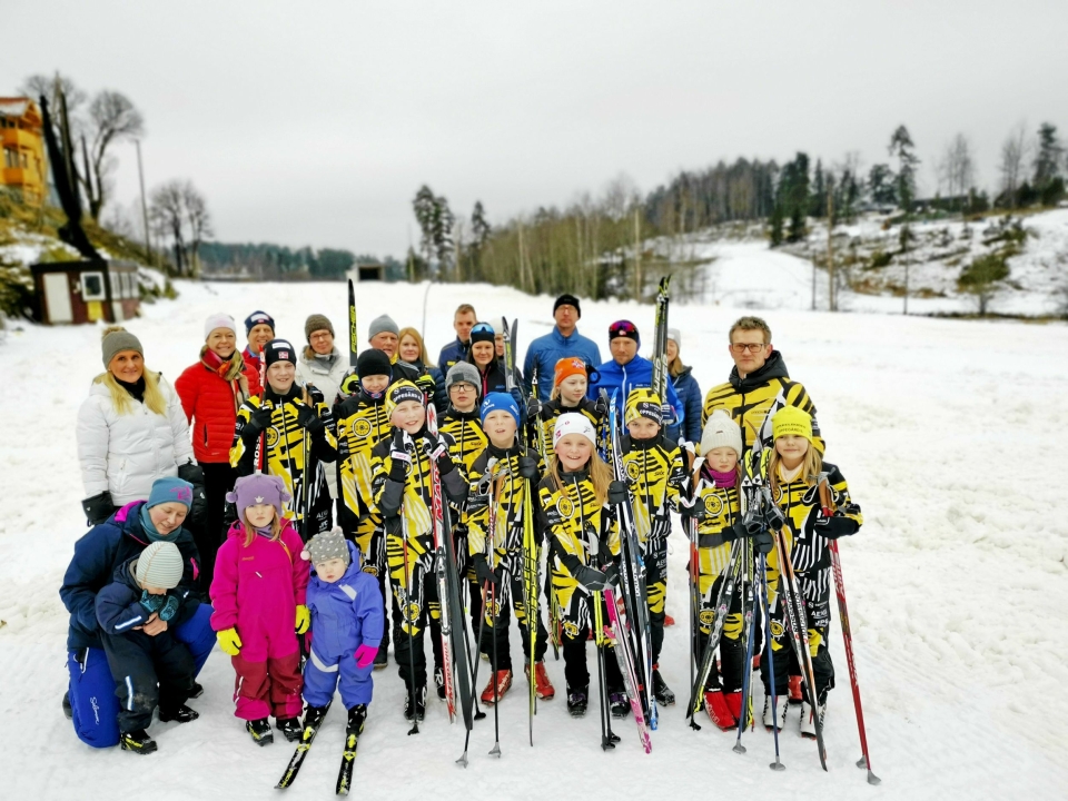 AKSJONERTE: Denne gjengen med både unge og eldre skiløpere møtte opp for uttrykke sin motstand mot måkingen av skiløypa på driving rangen. (Foto: Sigbjørn Vedeld)