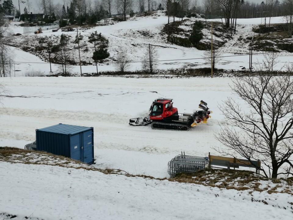 LØYPA BORTE: Måkingen på driving rangen skjer på bakgrunn av den muntlige avtalen har med golfklubben. LØYPA BORTE: Måkingen på driving rangen skjer på bakgrunn av den muntlige avtalen har med golfklubben.