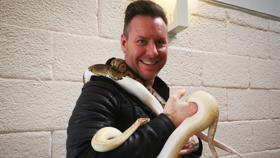 SLANGEMANNEN: Oliver Magnussen har hatt en forkjærlighet for slanger helt fra ungdomsårene. Nå åpner han reptilbutikk og showrom på Sofiemyr.