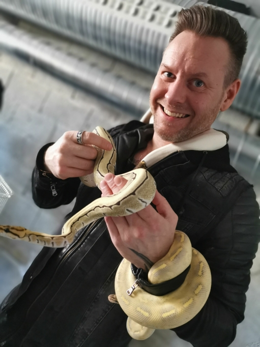 INNE OG SNOKER: Oliver Magnussen er inne og titter på lokalene han og slangene hans skal inn i i april.