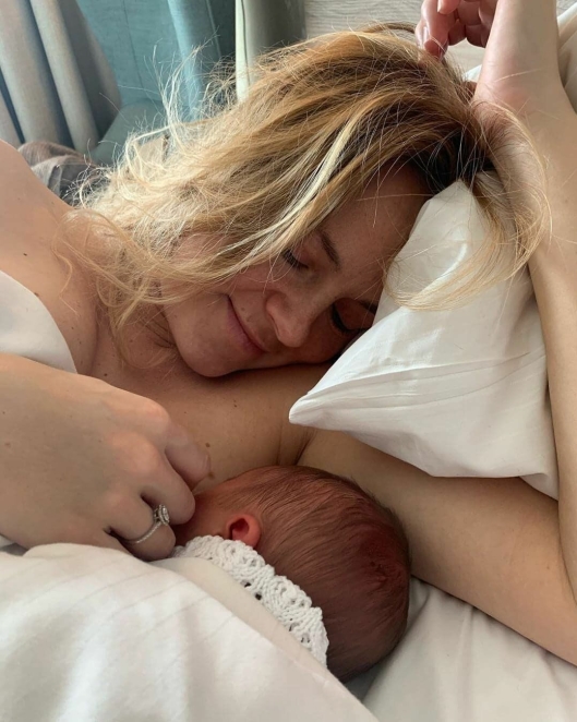 NYBAKT MAMMA: Jørgen Nilsen delte et vakkert øyeblikk mellom Helene og sin nyfødte sønn, Louie, på sin Instagramkonto.