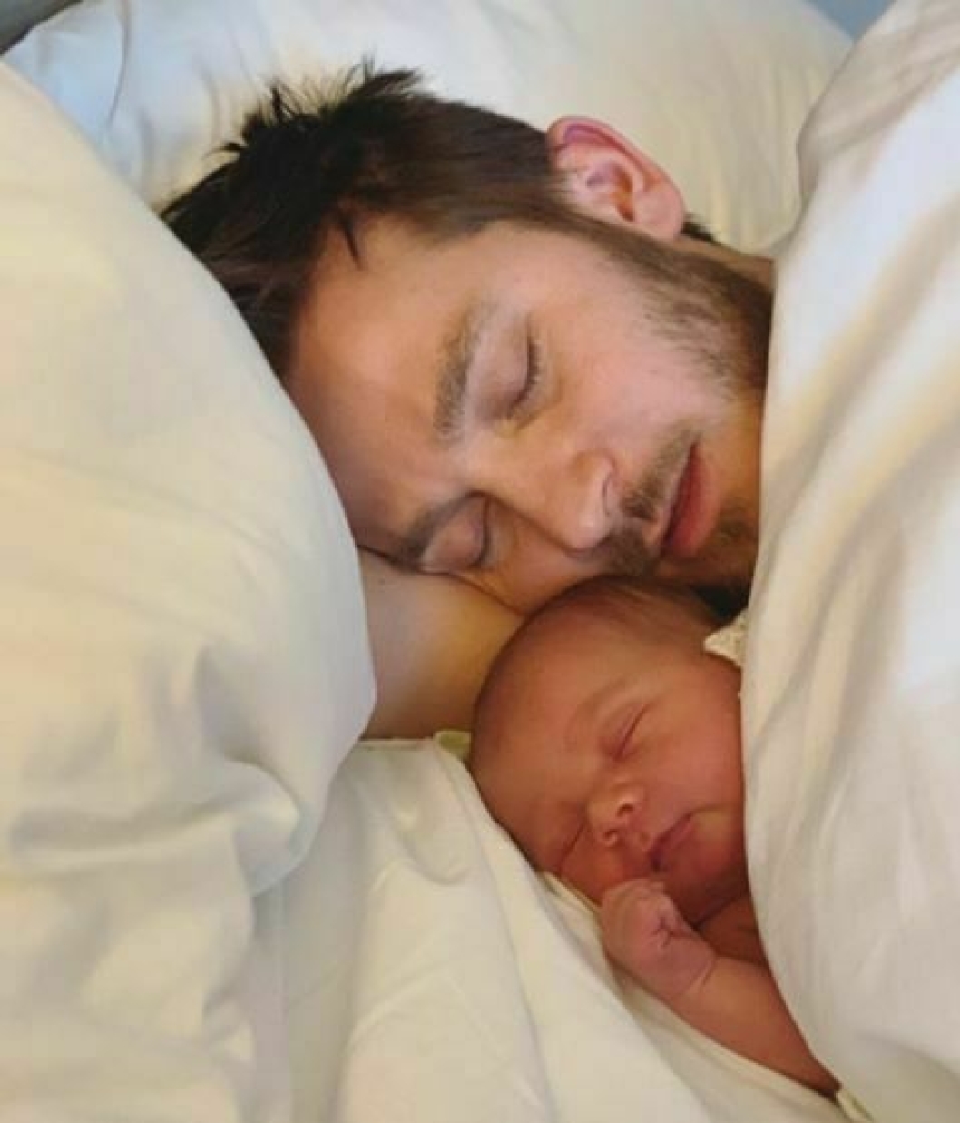 FAR OG SØNN: Dette nydelige bildet av sin nyfødte sønn, Loiue, og kjæreseten Jørgen Nilsen, delte Helene Olafsen på sin Instagramkonto.