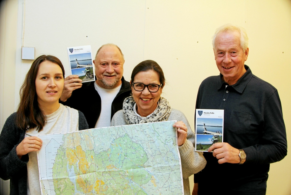 KART-KLARE: En stolt arbeidsgruppe presenterte papirvarianten av turkartet i januar. Nå er den digitale versjonen klar også. . Fra venstre: Geomatiker Kirsten Holz, Reidar Haugen, Anne Berit Hogstad og Harald Lundstedt.