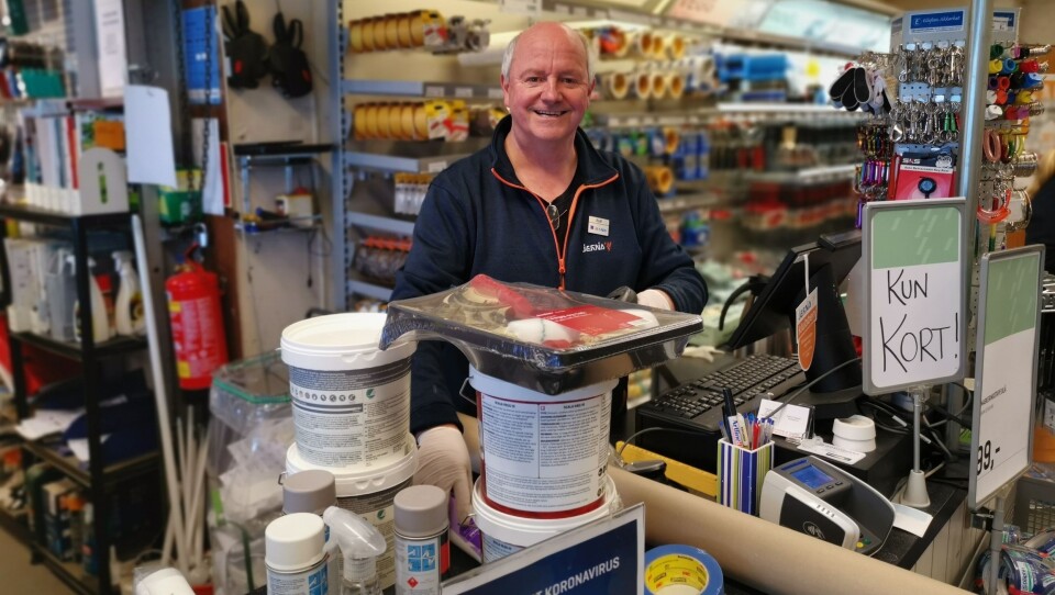 GÅR UNNA: Rolf Eriksen hos Jernia Kolbotn har travle dager tross koronakrise. Mange kommer til butikken for å handle inn til større eller mindre oppsussingsprosjekter. GÅR UNNA: Rolf Eriksen hos Jernia Kolbotn har travle dager tross koronakrise. Mange kommer til butikken for å handle inn til større eller mindre oppsussingsprosjekter.