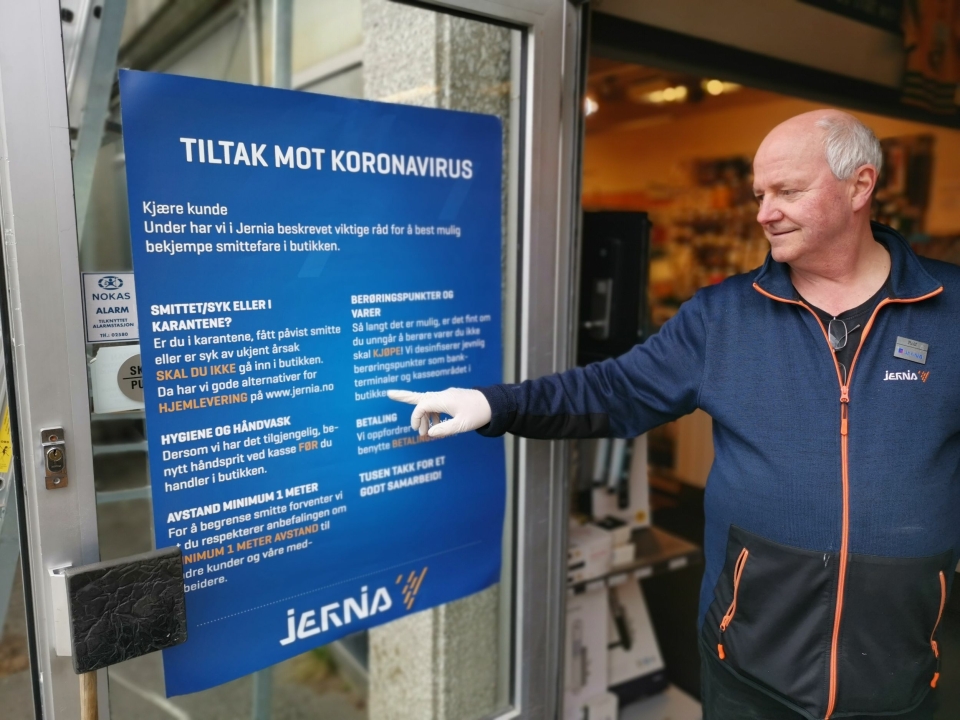 KLARE BESKJEDER: Rolf Eriksen har hengt opp plakater med klare forholdsregler for å hindre koronasmitte.