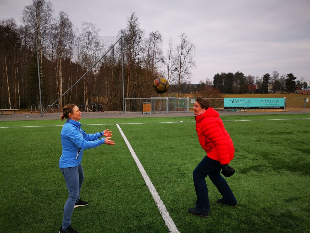 NIKKER: Camilla Hille og Hanne Opdan tok likegodt en runde med nikketrening på Sofiemyr kunstgress. NIKKER: Camilla Hille og Hanne Opdan tok likegodt en runde med nikketrening på Sofiemyr kunstgress.