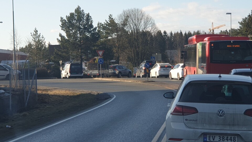 LANGE KØER: Allerde ved åpning klokken åtte tirsdag morgen strakk køen seg til rundkjøringen i Kongeveien på Sofiemyr. LANGE KØER: Allerde ved åpning klokken åtte tirsdag morgen strakk køen seg til rundkjøringen i Kongeveien på Sofiemyr.