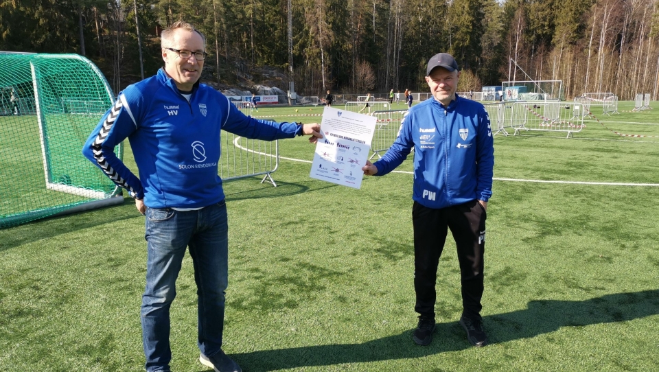 NYE REGLER: Harald Vaadal (t.v.) og Pål Wirak hengte mandag opp nye oppslag med retningslinjer for fotballtrening.