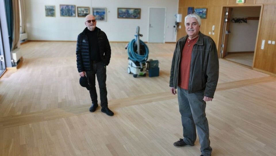 INSPISERER: Styreleder Leif Wien Jensen (t.h.) og Sverre Henry Storødegård kan konstatere at gulvslipingen er godt i gang i tredje etasje på Kolben. INSPISERER: Styreleder Leif Wien Jensen (t.h.) og Sverre Henry Storødegård kan konstatere at gulvslipingen er godt i gang i tredje etasje på Kolben.