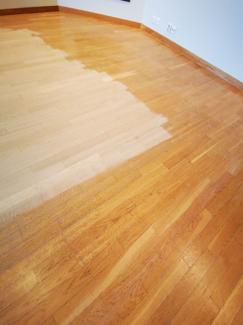 TYDELIG FORSKJELL: Nyslipt parkett viser at gulvet i Kolbens tredje etasje var modent for renovering. TYDELIG FORSKJELL: Nyslipt parkett viser at gulvet i Kolbens tredje etasje var modent for renovering.