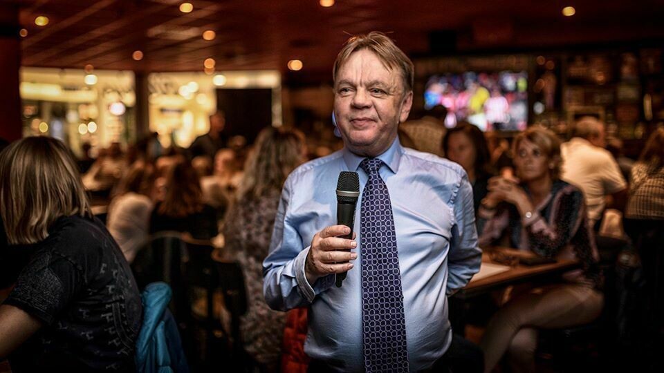 QUIZ-KONGEN: Terje Aaseth samler vanligvis fullt hus til allmennquiz på O'Learys. I koronaens tid gjør han en vri. Onsdag kveld er det klart for quiz vida Facebook. QUIZ-KONGEN: Terje Aaseth samler vanligvis fullt hus til allmennquiz på O'Learys. I koronaens tid gjør han en vri. Onsdag kveld er det klart for quiz vida Facebook.
